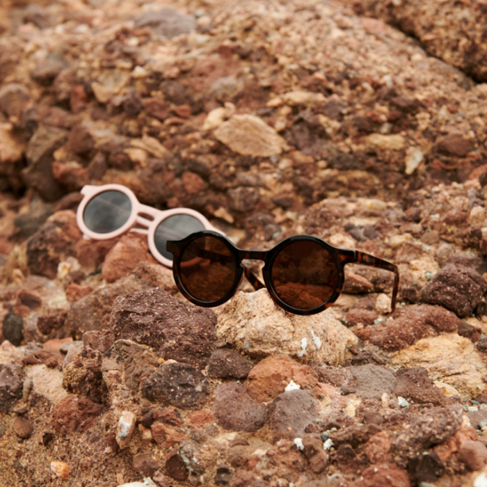 Darla Sunglasses - Dark Tortoise par Liewood - Caps & Glasses | Jourès