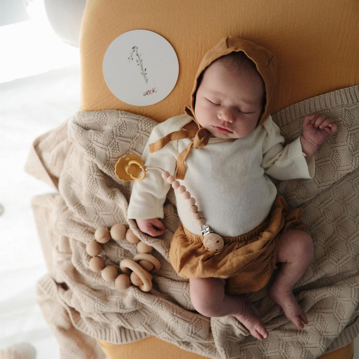 Coffret-cadeau - Cartes des étapes importantes de la vie de bébé  par Mushie - Idées-cadeaux pour baby shower | Jourès
