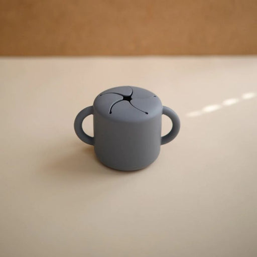 Kids Silicone Snack Cup - Tradewinds par Mushie - Tableware | Jourès