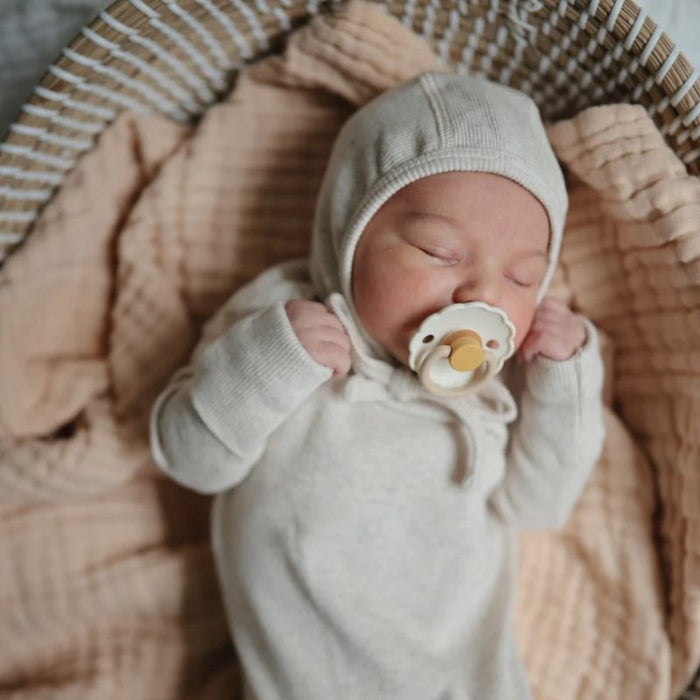 Ribbed Newborn Baby Bonnet - 0-3m - Tradewinds par Mushie - Gloves & Hats | Jourès