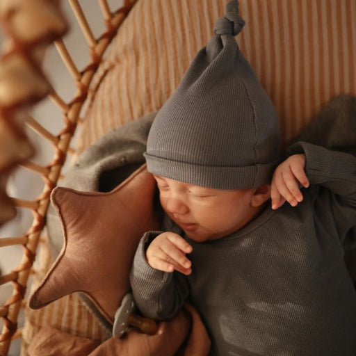 Ribbed Newborn Baby Beanie - 0-3m - Gray Melange par Mushie - Mushie | Jourès