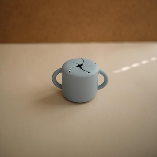 Kids Silicone Snack Cup - Powder Blue par Mushie - Tableware | Jourès