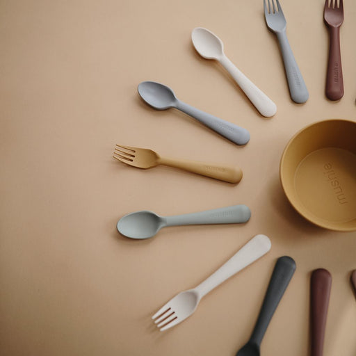 Ensemble de fourchette et cuillère pour enfant - Rose poudre par Mushie - Biberons et repas | Jourès