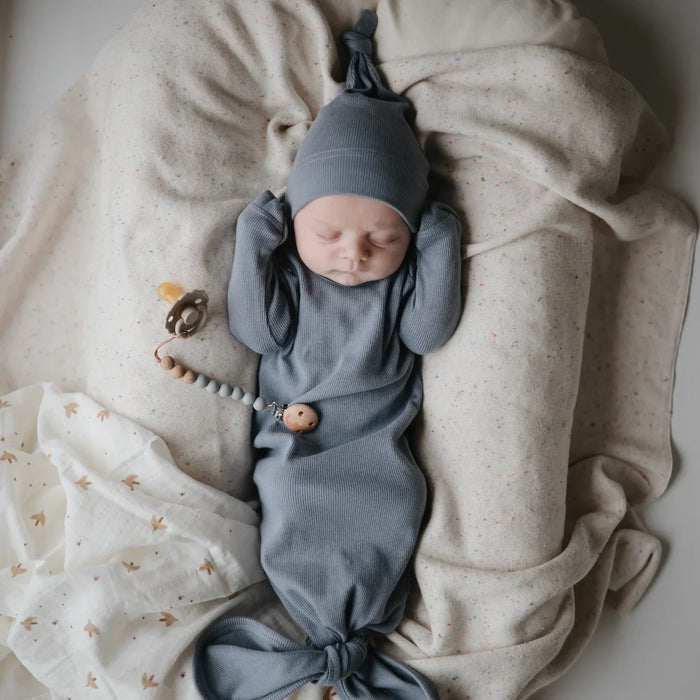 Ribbed Knotted Newborn Baby Gown - 0-3m - Tradewinds par Mushie - Swaddles, Muslin Cloths & Blankets | Jourès