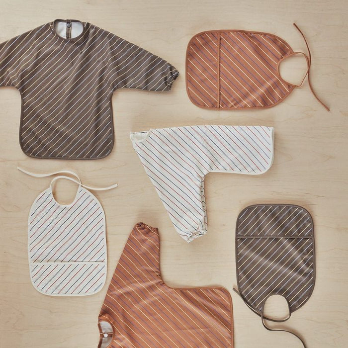 Cape bib - Striped - Caramel par OYOY Living Design - Cape Bibs with Sleeves | Jourès