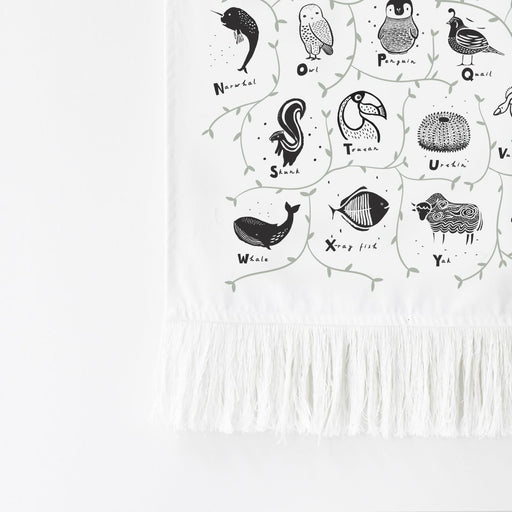 Affiche en coton biologique imprimée - Alphabet des animaux - édition anglaise par Wee Gallery - Noël en GRAND | Jourès