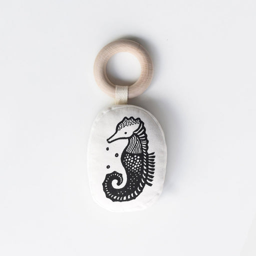 Organic teether with wooden ring - seahorse par Wee Gallery - The Black & White Collection | Jourès
