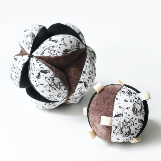 Boule style casse-tête sensorielle organique - Bois par Wee Gallery - La collection noir & blanc | Jourès