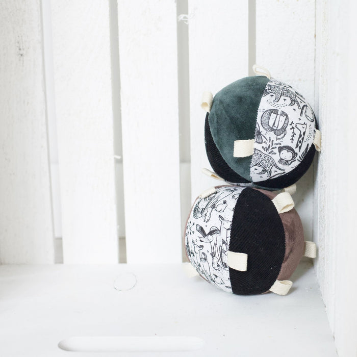 Taggy Ball With Rattle - Woodland par Wee Gallery - The Black & White Collection | Jourès