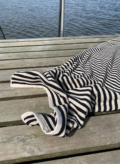 Raita Towel - 50x100 cm - Clay / Black par OYOY Living Design - The Canada Day Sale - 15% Off Storewide* | Jourès