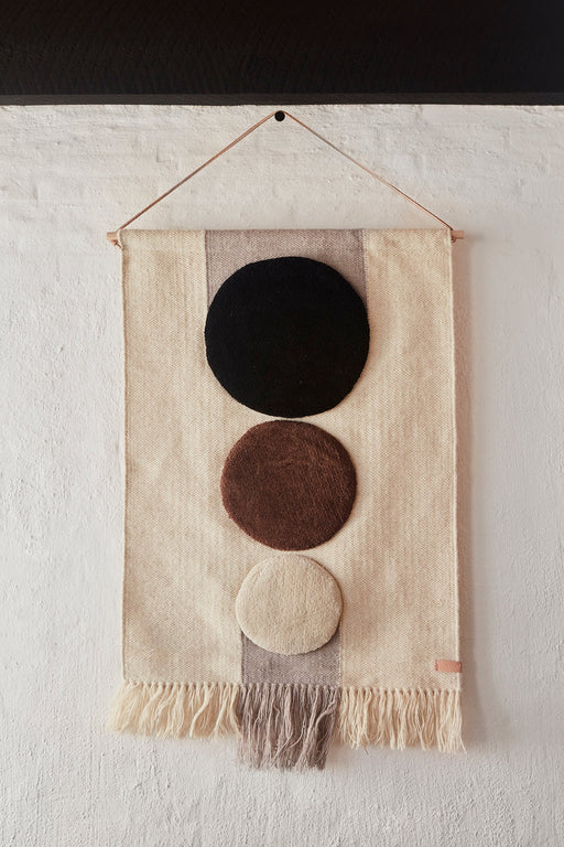 Maru Wall Rug - Brown / Offwhite par OYOY Living Design - Gifts $100 and more | Jourès
