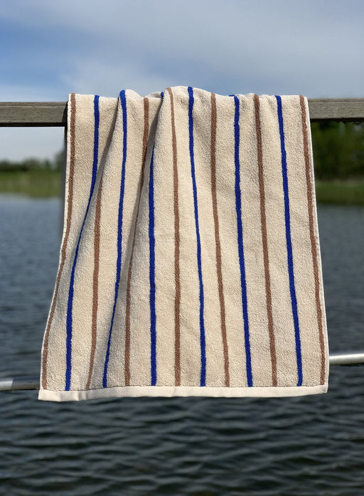 Raita Towel - 100x150 cm - Caramel / Optic Blue par OYOY Living Design - $100 et plus | Jourès