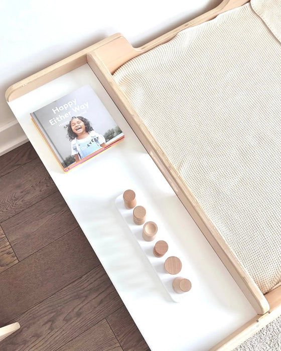 APPLE CRIB - Montessori Floor Bed with Rails & Shelves par Sapiens Child - Gifts $100 and more | Jourès