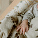 LEVO Baby Rocker - Walnut Wood - Hibiscus par Charlie Crane - Fleurs en folie  | Jourès