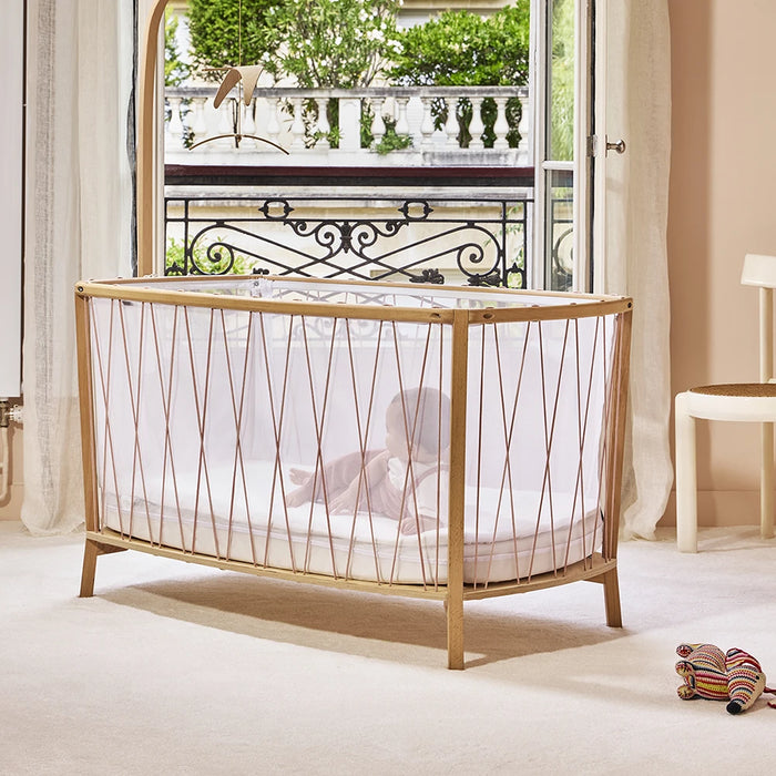 KIMI Crib and mattress - Mesh / Bois de rose par Charlie Crane - Home Decor | Jourès