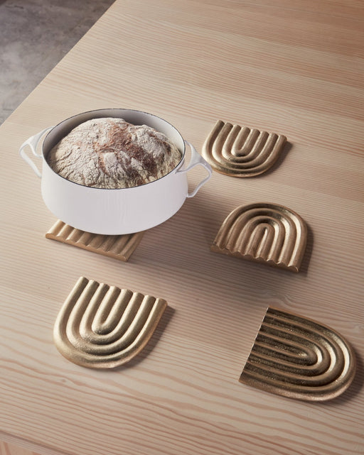 Rainbow Trivet Solid Brass par OYOY Living Design - Gifts $100 and more | Jourès