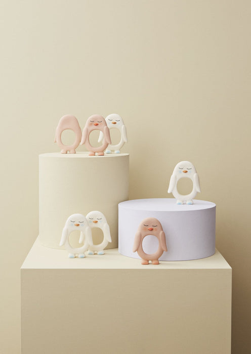 Penguin Baby Teether - White par OYOY Living Design - New in | Jourès