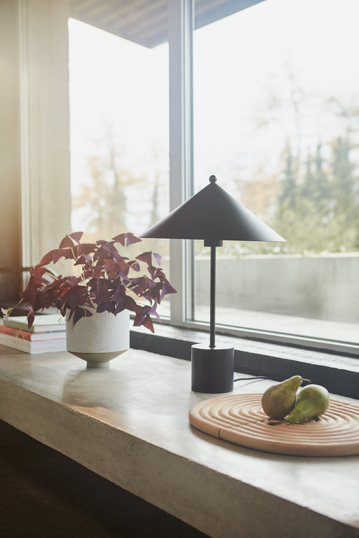 Table Lamp Kasa - Black par OYOY Living Design - Gifts $100 and more | Jourès