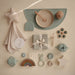 Flower Press Toy - Dried Thyme/Natural/Shifting Sand par Mushie - The Flower Collection | Jourès