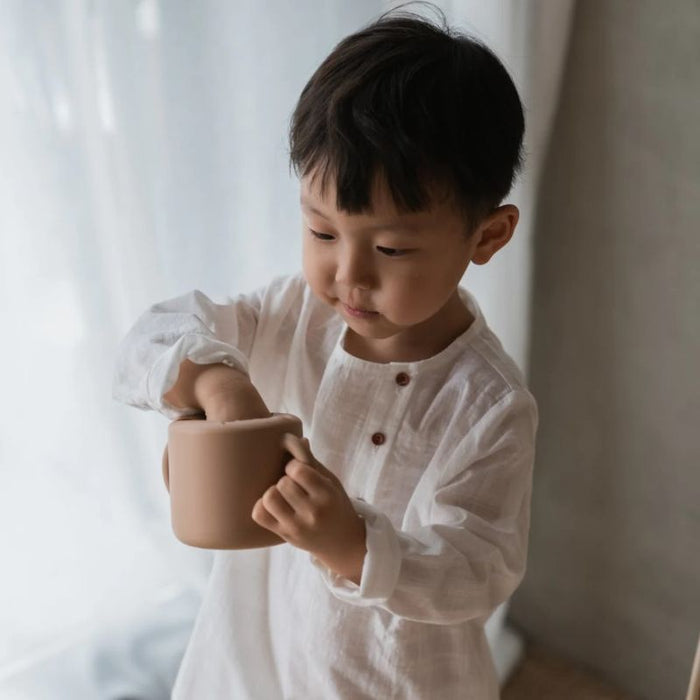 Tasse à collation en silicone pour enfants - Naturel par Mushie - Soleil, été, bonheur ! | Jourès