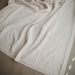 Couverture à pompoms en tricot - Blanc cassé par Mushie - L'heure du dodo | Jourès
