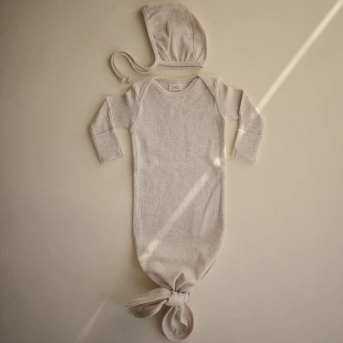Ribbed Knotted Newborn Baby Gown - 0-3m - Beige melange par Mushie - Sleep time | Jourès