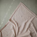 Couverture à pompoms en tricot de Mushie - Blush par Mushie - L'heure du dodo | Jourès