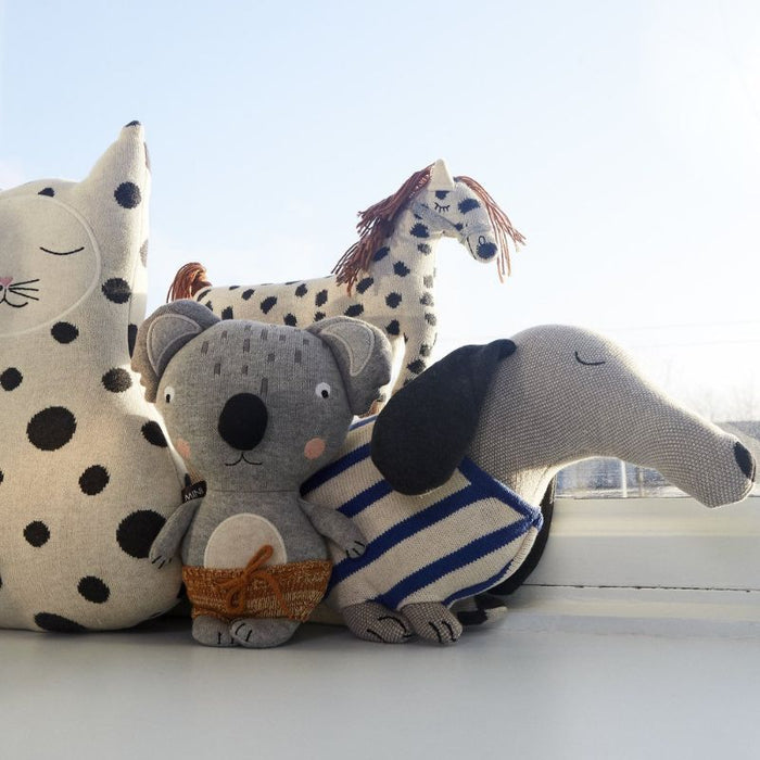 Darling - Slinkii le chien - Beige / Bleu foncé par OYOY Living Design - Jeux, jouets et livres | Jourès