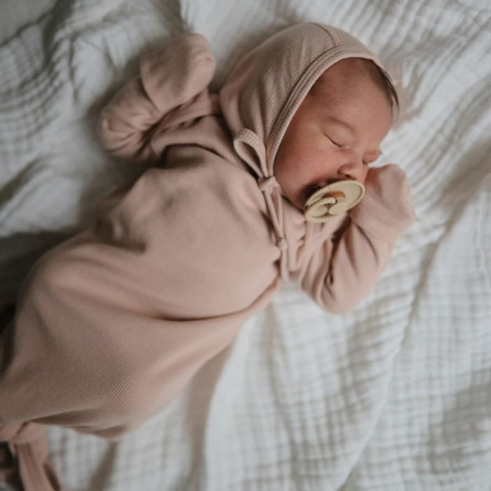Ribbed Newborn Baby Bonnet - 0-3m - Blush par Mushie - Hats, Mittens & Slippers | Jourès