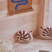 Sally Snail On The Way - Wall Rug - Optic blue par OYOY Living Design - Nursery | Jourès