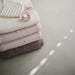 Couverture à pompoms en tricot de Mushie - Blush par Mushie - Mushie | Jourès