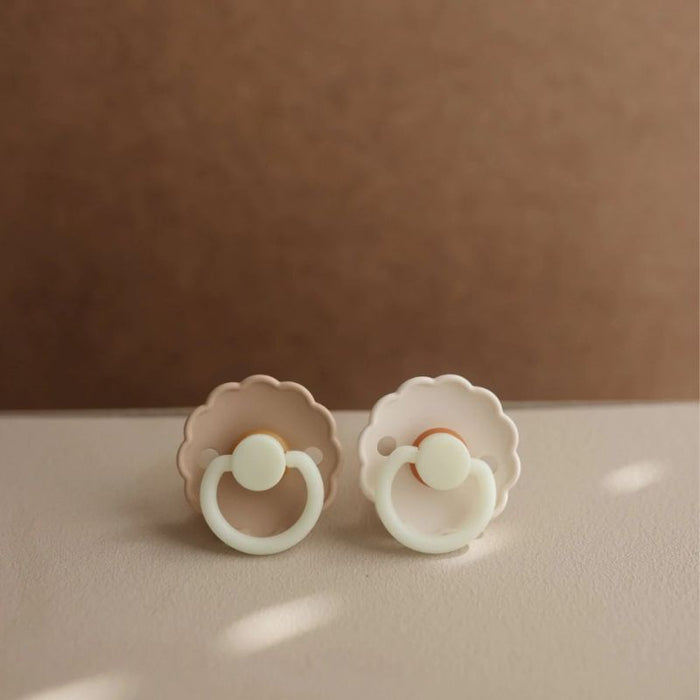 Night - 6-18 Months Daisy Silicone Pacifier - Pack of 2 - Blush / Cream par FRIGG - Founder's favourite | Jourès
