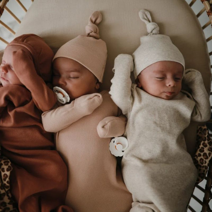 Ribbed Newborn Baby Beanie - 0-3m - Gray Melange par Mushie - Mushie | Jourès
