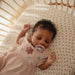 Drap pour lit de bébé en mousseline extra douce Mushie - Bloom par Mushie - L'heure du dodo | Jourès