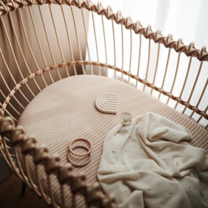 Drap pour lit de bébé en mousseline extra douce Mushie - Rayures par Mushie - Mobilier et décoration | Jourès