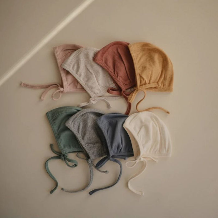 Ribbed Newborn Baby Bonnet - 0-3m - Blush par Mushie - Hats, Mittens & Slippers | Jourès