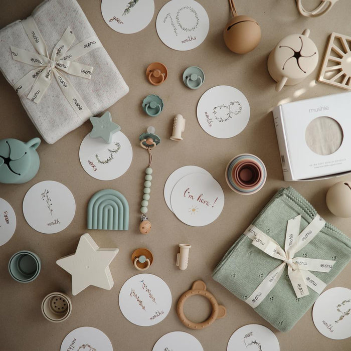 Coffret-cadeau - Cartes des étapes importantes de la vie de bébé  par Mushie - Vu sur Instagram | Jourès