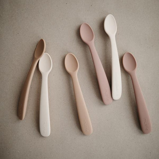 Baby Silicone Feeding Spoons - Blush / Shifting Sand par Mushie - Cutlery | Jourès