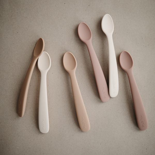 Baby Silicone Feeding Spoons - Blush / Shifting Sand par Mushie - Home Decor | Jourès