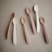 Baby Silicone Feeding Spoons - Blush / Shifting Sand par Mushie - Mushie | Jourès
