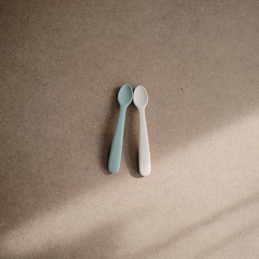 Baby Silicone Feeding Spoons - Cambridge Blue / Shifting Sand par Mushie - Cutlery | Jourès
