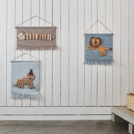 Affiche murale textile  - Léo Larva par OYOY Living Design - Chambre de bébé | Jourès