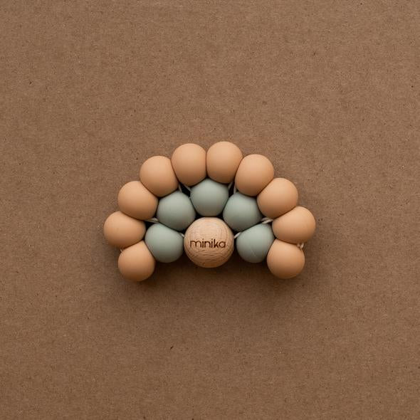 Rainbow silicon teether - Natural/Sage par Minika - Baby Shower Gifts | Jourès