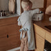 Gobi Apron Mini - Dusty Blue par OYOY Living Design - Kitchen | Jourès