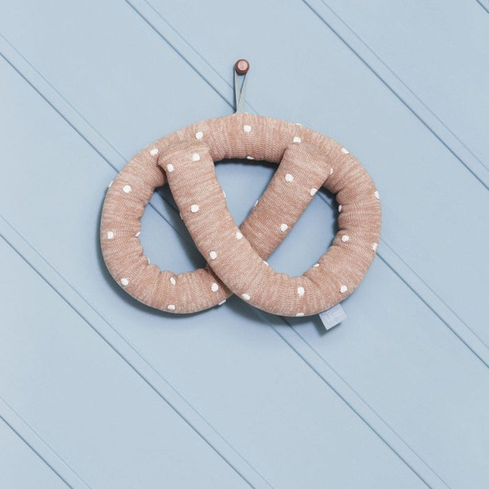 Darling - Sweet Pretzel Cushion par OYOY Living Design - Accessories | Jourès