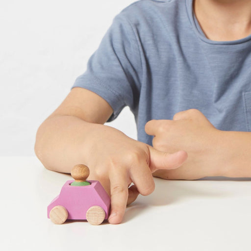 Petite Voiture en bois Avec Figurine - Rose par Lubulona - L'heure de jouer ! | Jourès