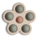 Flower Press Toy - Dried Thyme/Natural/Shifting Sand par Mushie - Baby | Jourès