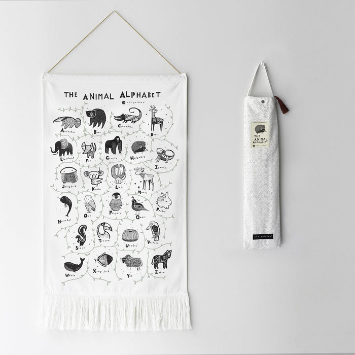 Affiche en coton biologique imprimée - Alphabet des animaux - édition anglaise par Wee Gallery - Chambre de bébé | Jourès