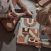 Chariot en bois et blocs arc-en-ciel par OYOY Living Design - L'heure de jouer ! | Jourès