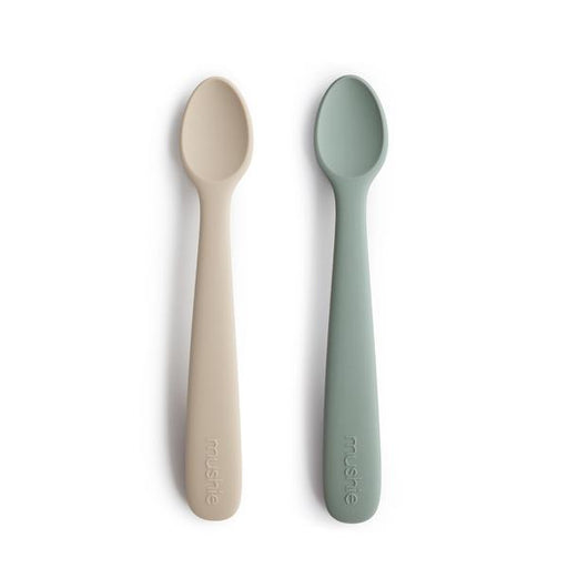 Baby Silicone Feeding Spoons - Cambridge Blue / Shifting Sand par Mushie - Cutlery | Jourès
